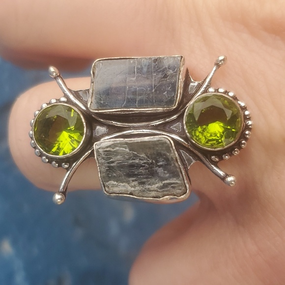 New Rough Kyanite & Peridot 925 Silver Statement Ring. - Picture 8 of 11